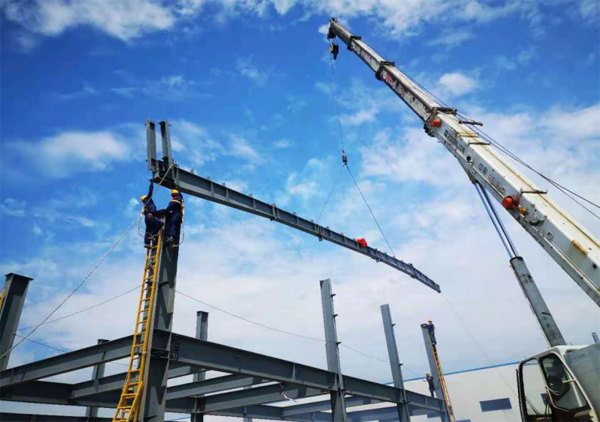 丰正科技1#消毒剂厂房完成首榀钢梁吊装